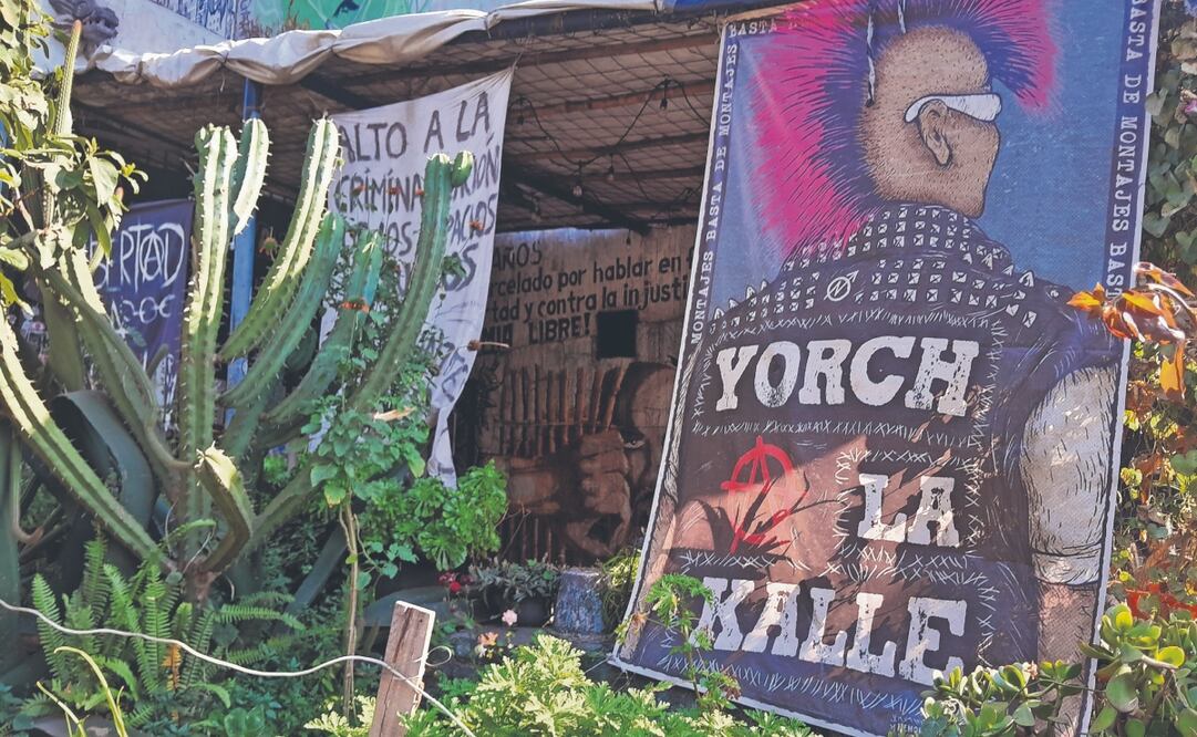 Afuera del auditorio está colgada una lona en la que se exige la liberación de Jorge Emilio Esquivel Muñoz, El Yorch, activista de este espacio y acusado de narcomenudeo. Foto: de Carlos Mejía. El Universal
