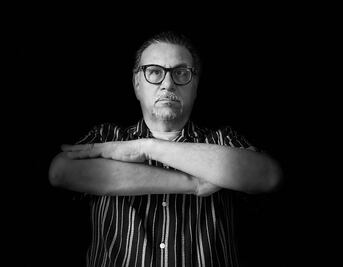 "Escribo desde una mirada interior": Luis Humberto Crosthwaite regresa con “El último show del Elegante Joan”