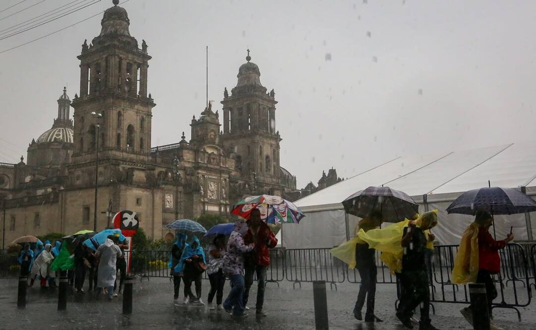 Fuerte lluvia sorprende a capitalinos que circulan por las calles del Centro Histórico. Foto: Luis Camacho / EL UNIVERSAL