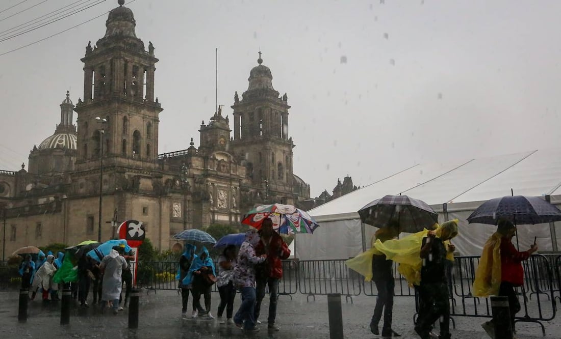 Fuerte lluvia sorprende a capitalinos que circulan por las calles del Centro Histórico. Foto: Luis Camacho / EL UNIVERSAL