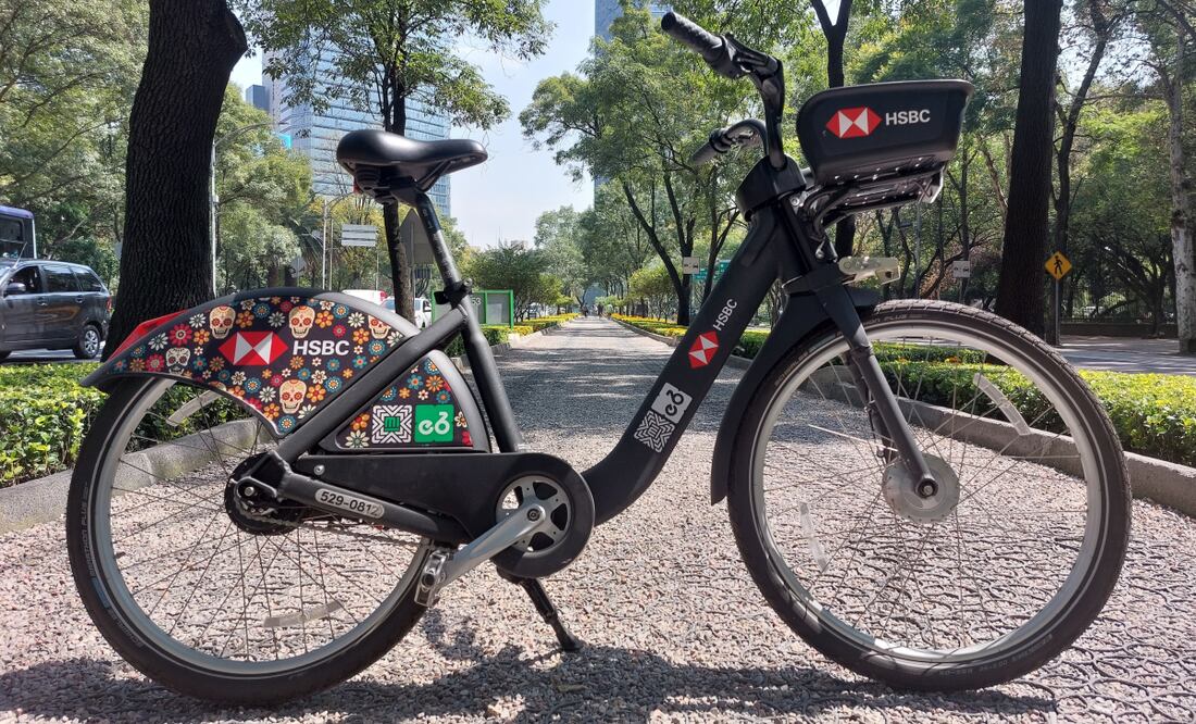 Sistema de Bicicletas Públicas Ecobici informa de salpicaderas con diseño alusivo al día de muertos. Foto: Especial