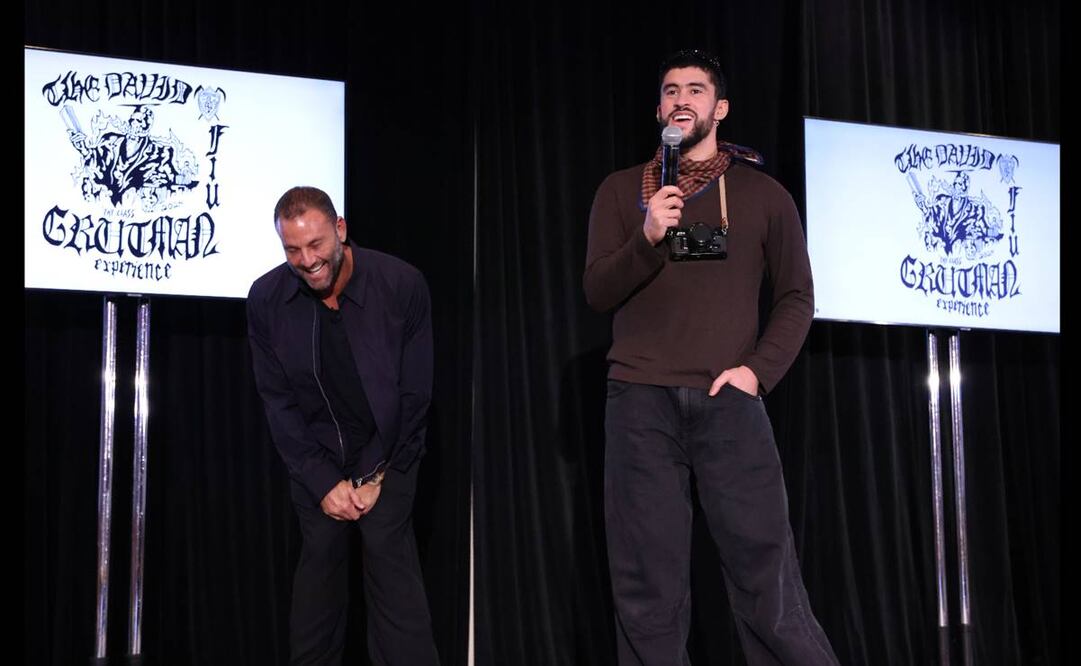 Bad Bunny mientras habla junto al empresario David Grutman (i), durante The David Grutman Experience Class en la Florida International University (FIU) en Miami, Florida (EE.UU). Foto: EFE.