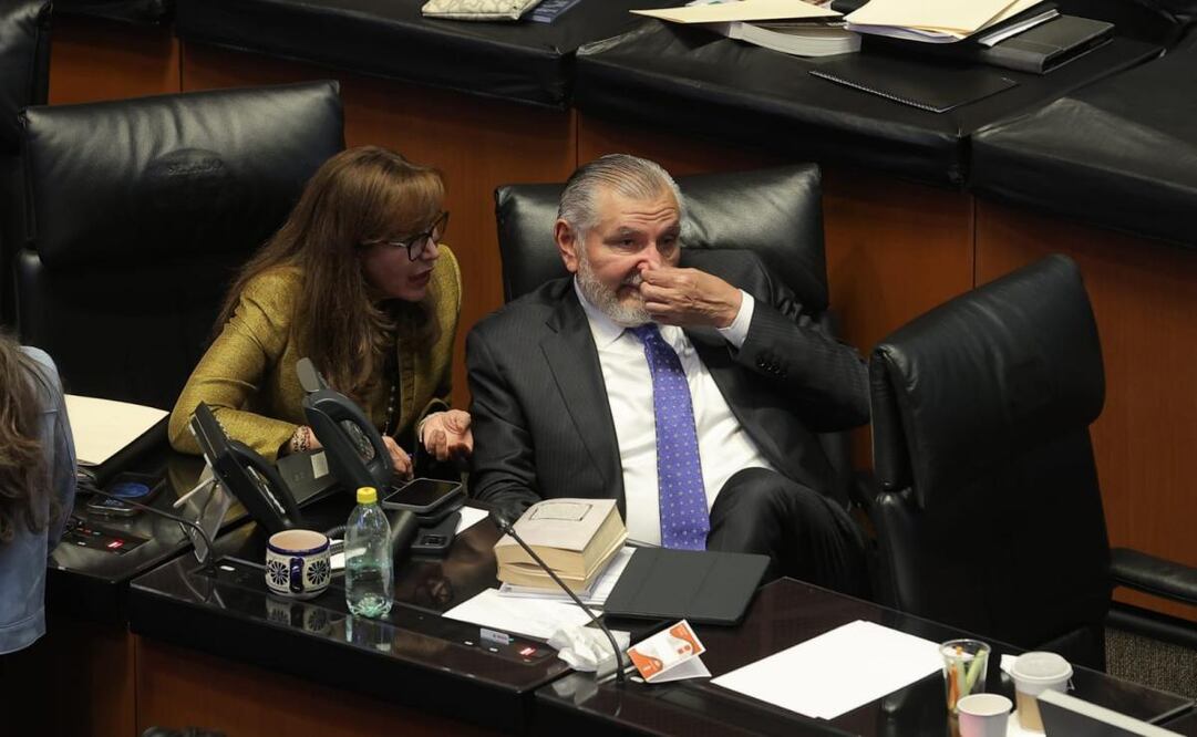 El senador Adán Augusto López durante la sesión de la Comisión Permanente en el Senado. Foto: Gabriel Pano/ EL UNIVERSAL