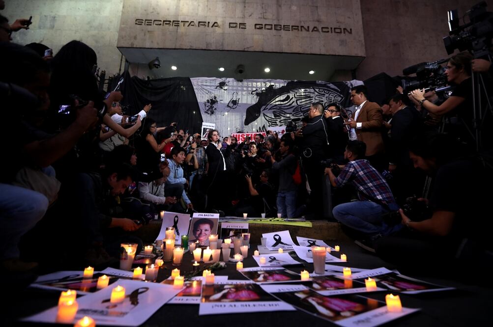 Periodistas, colectivos, organizaciones, comunicadores independientes y defensores de derechos humanos realizaron esta noche una concentración frente a la Secretaría de Gobernación (Segob) para exigir justicia por el homicidio de Javier Valdez. Foto: Valente Rosas/EL UNIVERSAL