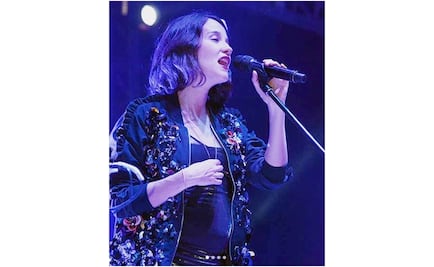Ximena Sariñana luce su embarazo en concierto