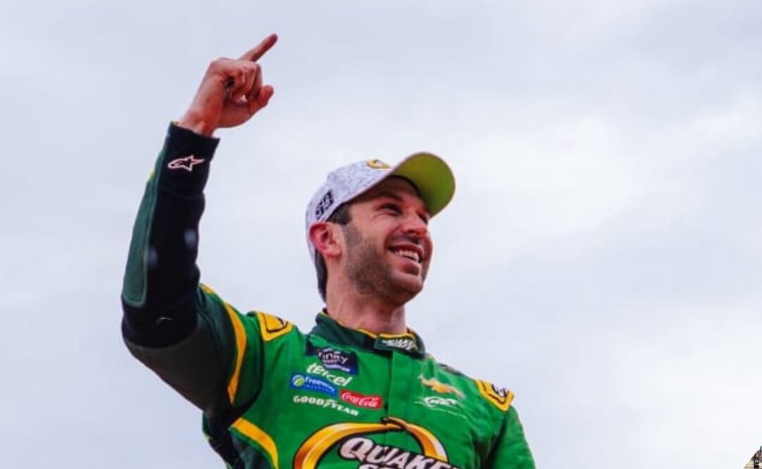 FOTO: Daniel Suárez previo a la competencia de Nascar