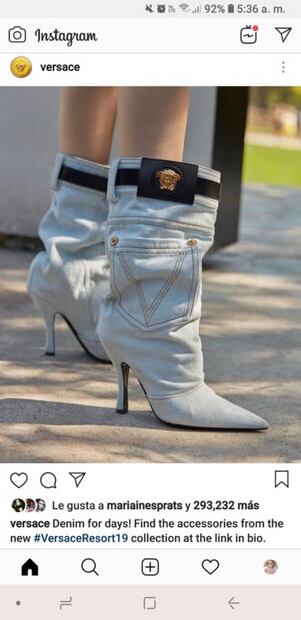 Ya puedes comprar las botas jeans de Versace