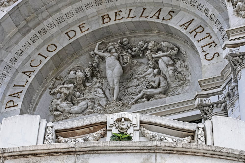 La fachada del Palacio de Bellas Artes lleva aproximadamente 20 años sin atención, lo que lamentan los especialistas, pues más allá de un tratamiento profundo, la imagen
de los detalles a simple vista muestran polvo y mugre acumulada en el mármol. Foto de Gabriel Pano. El Universal
