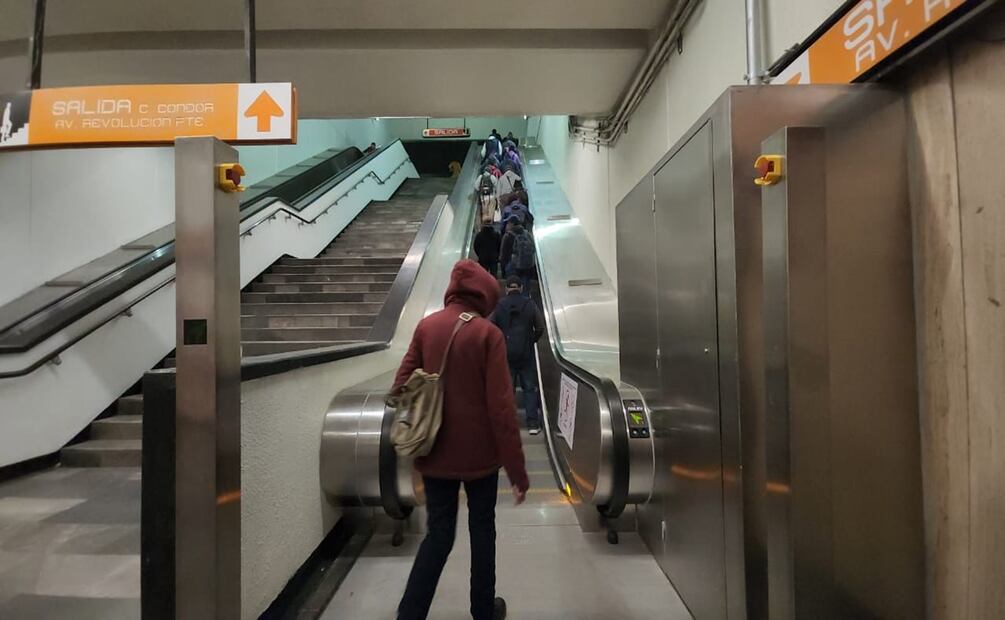 Metro CDMX renueva 3 escaleras eléctricas en Barranca del Muerto de un total de 18. Foto: Laura Arana
