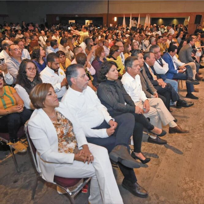 En un hotel en la Ciudad de México, la militancia del sol azteca celebró las tres décadas de existencia del PRD. En el evento, el gobernador de Michoacán, Silvano Aureoles, alentó a los asistentes a renovar el partido. CUARTOSCURO