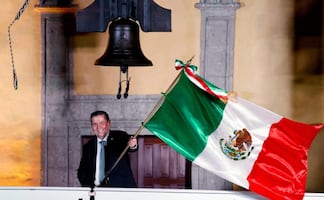 Giovani Gutiérrez da Grito de la Independencia en Jardín Hidalgo de Coyoacán; asisten más de 100 mil durante el 15 de septiembre