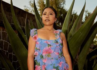 Yalitza Aparicio luce vestido de cuadros con escote pronunciado