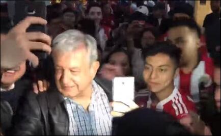 Aficionados de Chivas se encuentran con AMLO en el AICM