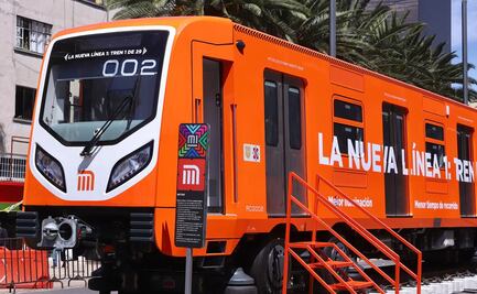 Exhiben primer tren nuevo de la Línea 1 del Metro en el Monumento a la Revolución