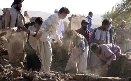 Pobladores busca a las víctimas con las manos tras sismos que mataron a 2 mil personas en Afganistán