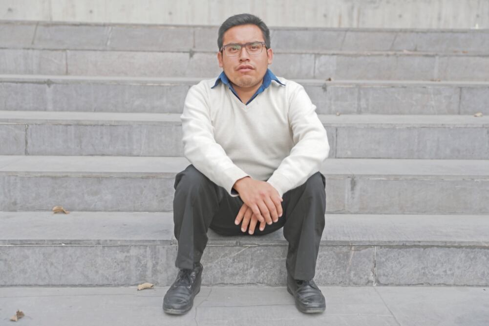 Édgar, de 27 años, espera terminar sus estudios en Administración para conseguir un mejor trabajo y así aprender lo que realmente le gusta: Química. Foto: IVÁN STEPHENS. EL UNIVERSAL