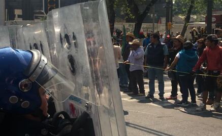 Policías y campesinos protagonizan gresca en Reforma