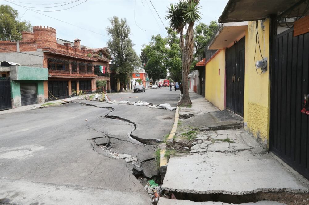 Enormes grietas atravesaron puntos de la colonia Del Mar, en la delegación Tláhuac, y afectaron viviendas de la zona. (FOTOS: JUAN CARLOS REYES)