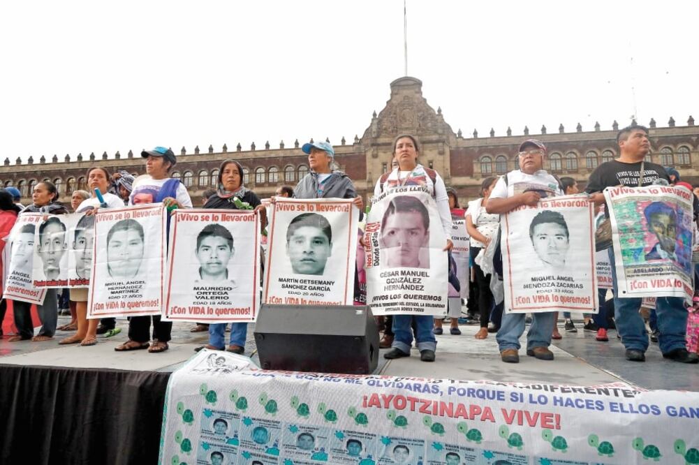 Acompañados de una intensa lluvia, los manifestantes llegaron al Zócalo de la Ciudad de México para demandar justicia. (YÁDÍN XOLALPA. EL UNIVERSAL)