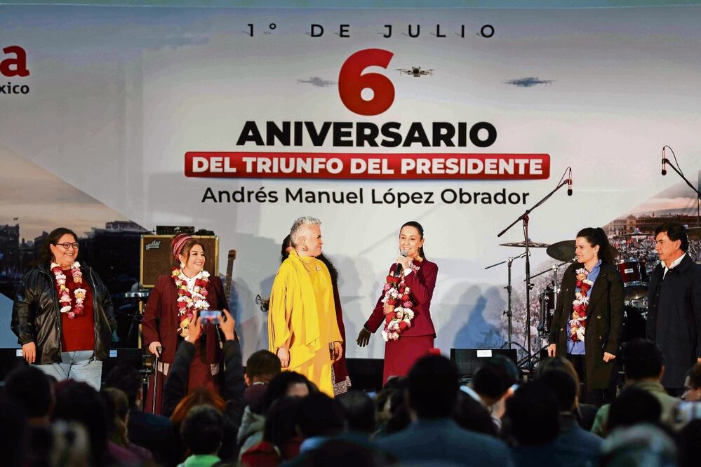 La cantante Eugenia León fue la encargada de amenizar el evento de la virtual presidenta electa. Foto: Especial
