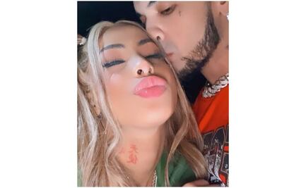 Anuel AA se compromete; critican que en su mano aún se ve el tatuaje de su ex Karol G