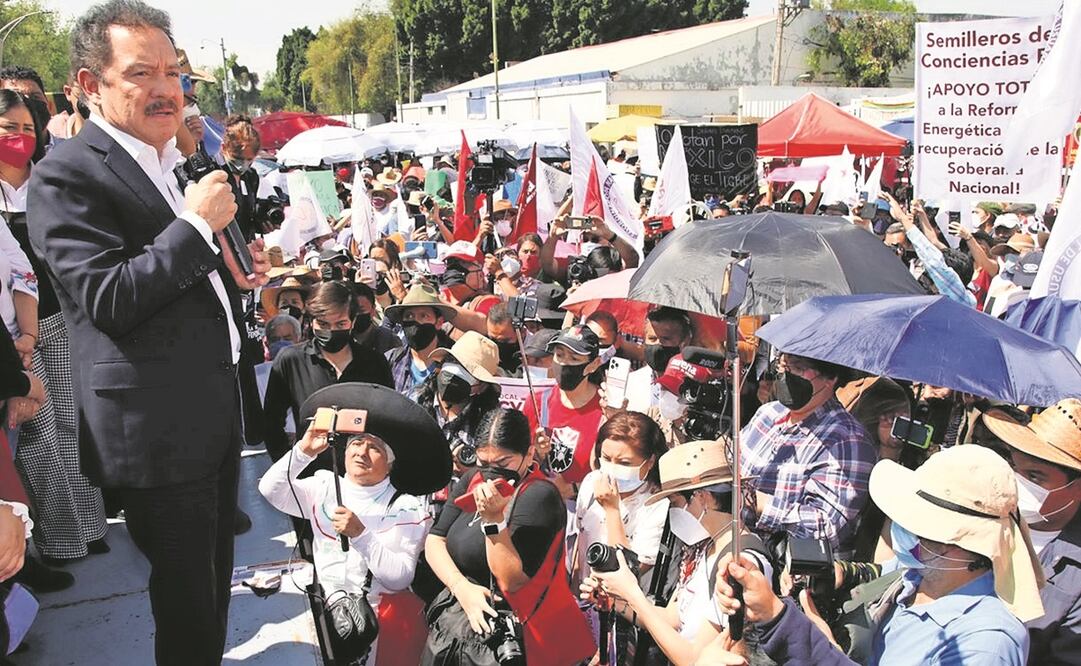 Desde un templete, Ignacio Mier, coordinador de Morena en la Cámara Baja, exigió a los consejeros del INE no “cruzar la raya” y respetar su derecho a hablar de la reforma eléctrica. Foto: ESPECIAL