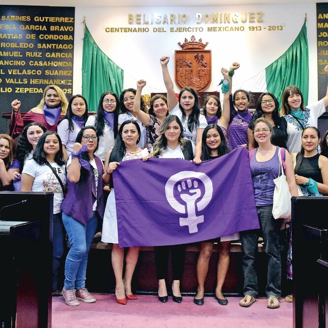 Representantes de 30 grupos de activistas celebraron la decisión de los diputados en torno a la Ley Olimpia, por lo que en el estado será delito difundir, distribuir y comercializar la imagen de mujeres sin su consentimiento. FOTOS: JACOB GARCÍA.
