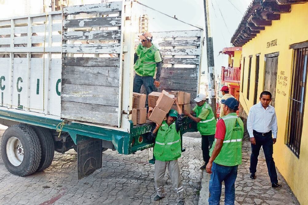 Personal de Protección Civil descarga las despensas en la parroquia de Simojovel. Brigadistas atienden a la población  (FOTOS. ESPECIAL)