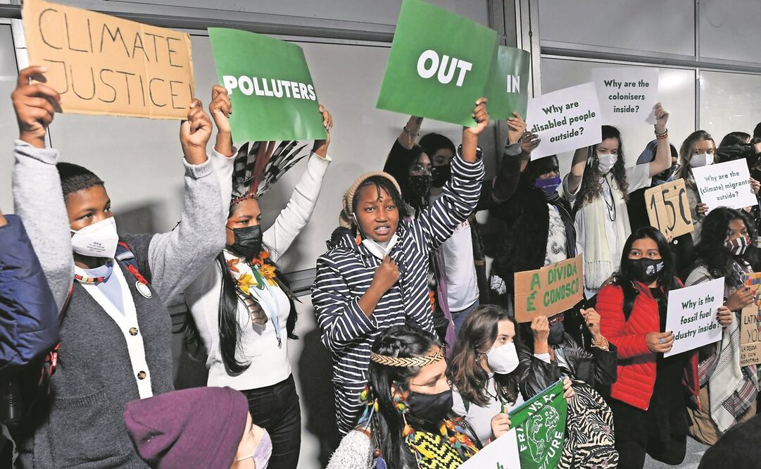 Activistas contra el cambio climático durante una manifestación en el marco de la COP26, en Glasgow. Foto: Paul Ellis/ AFP.