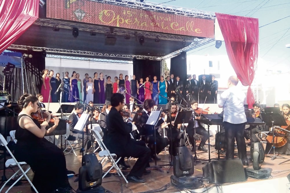 El escenario principal fue instalado a las afueras del café Ópera, en la calle 5a, en dónde nació la idea de crear el festival. Foto: CARLOS RAMÍREZ. EL UNIVERSAL