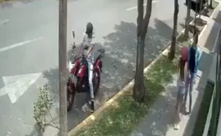 Captan en video a motociclistas en intento de asalto a una joven en Edomex