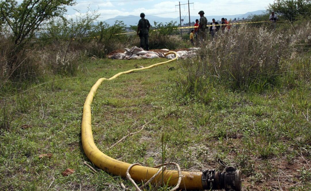 De 14 mil 560 averiguaciones previas abiertas en siete años y medio por sustracción ilegal de hidrocarburos en el país, sólo han sido consignados 2 mil 85 probables responsables, es decir, 15% del total, revela un informe de la PGR (ARCHIVO)