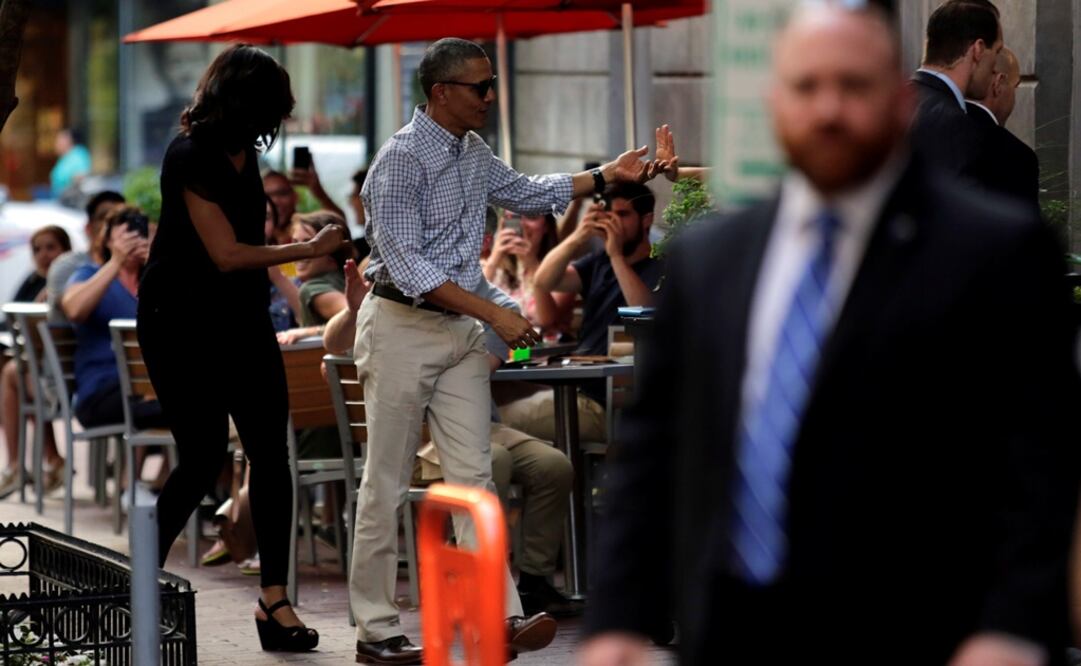 La pareja a su llegada al establecimiento. /Reunters