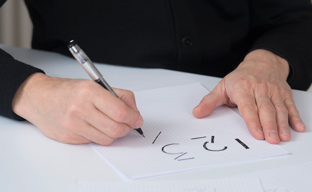 Una fuente frágil y “rota” no debilita ni un segundo la imagen de un reloj.