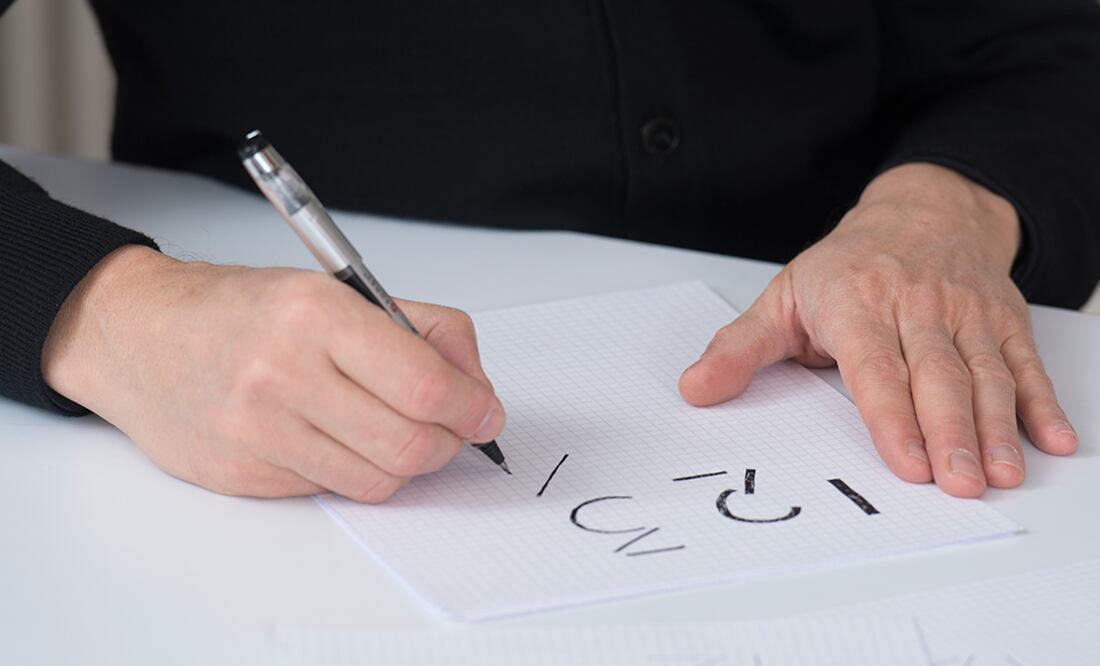 Una fuente frágil y “rota” no debilita ni un segundo la imagen de un reloj.