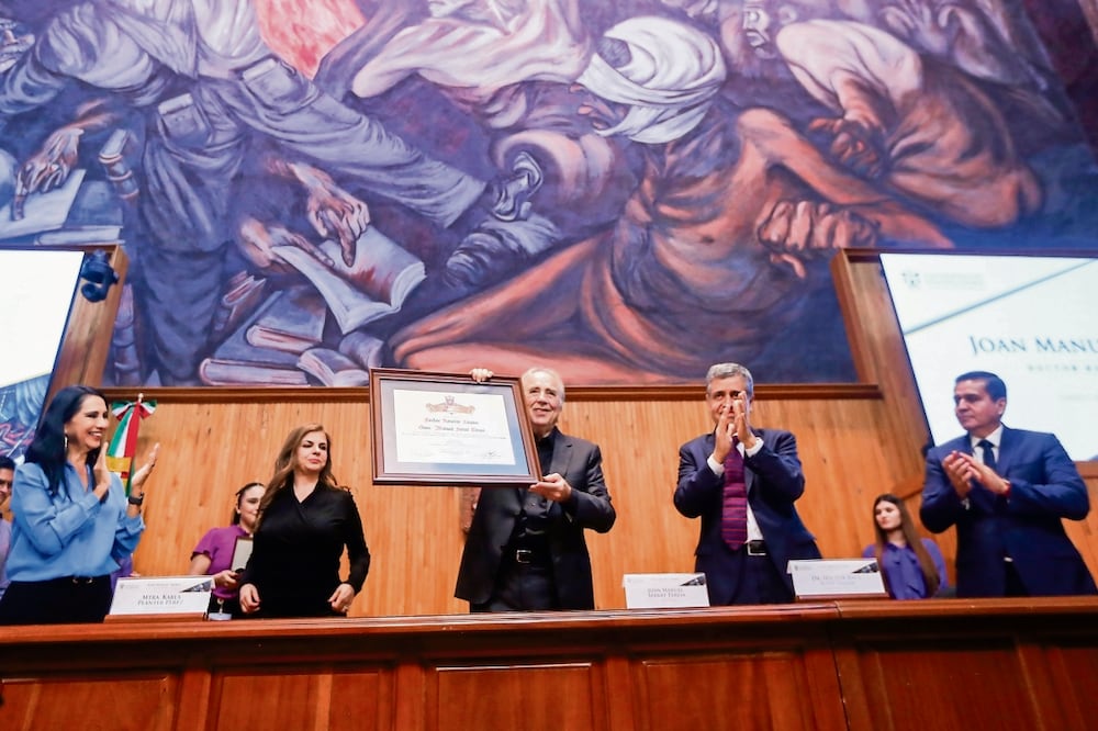 Joan Manuel Serrat agradeció el reconocimiento al que calificó como “un eslabón más en la cadena de amor” con México. Foto: de HUGO SALVADOR. EL UNIVERSAL