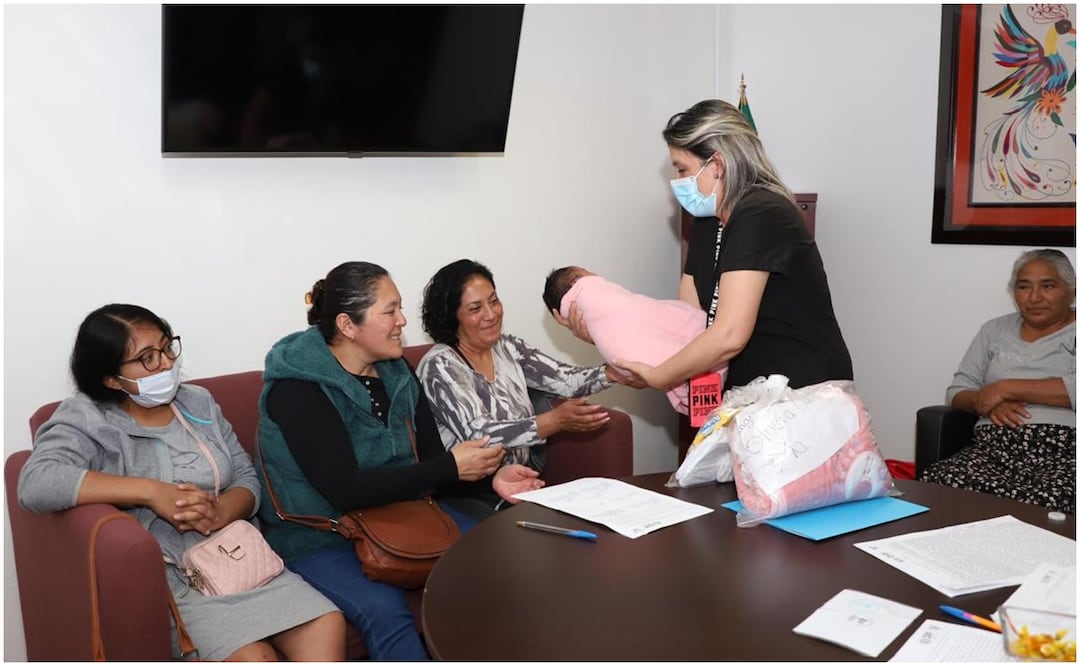 La bebé Camila es regresada con su madre Nancy luego de que personal del DIF se la llevara por no contar con una red de apoyo. Foto: Especial