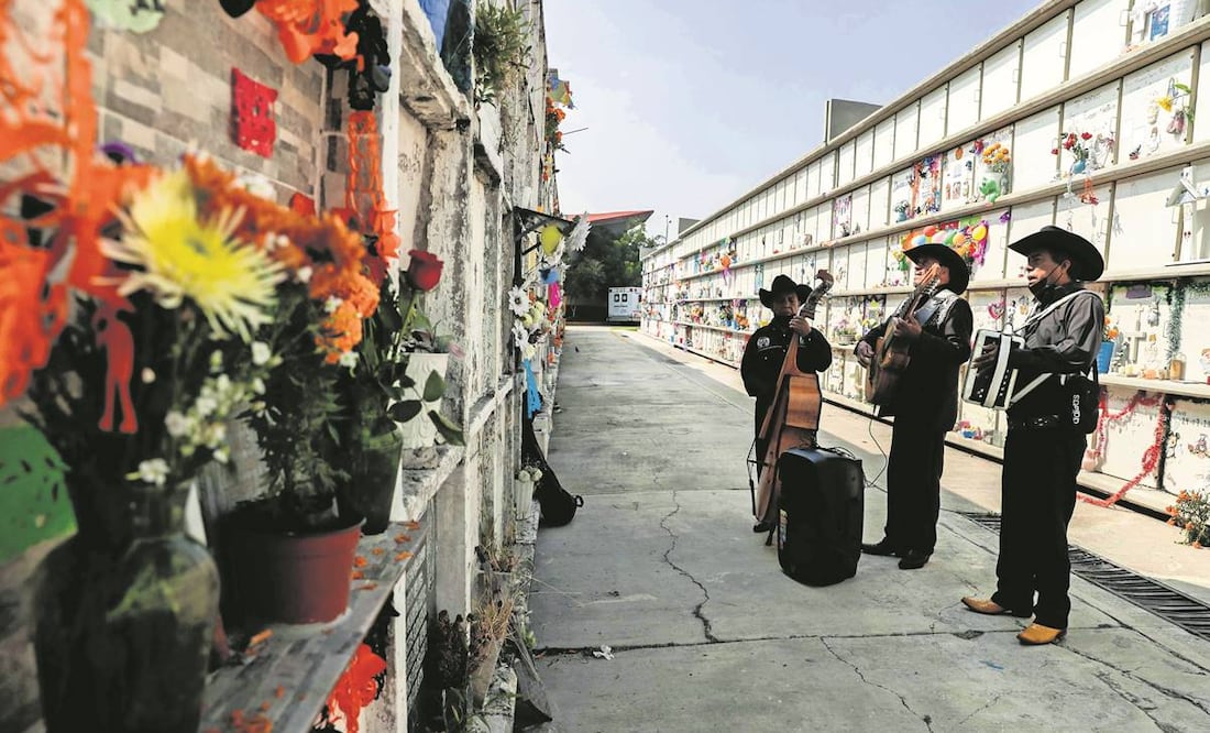 El grupo norteño Horizonte, canta frente a la urna de Cumberto Mundo, alías Cumbias, era integrante del conjunto musical y hermano de Rafael, el vocalista. Foto: Diego Simón/El UNIVERSAL
