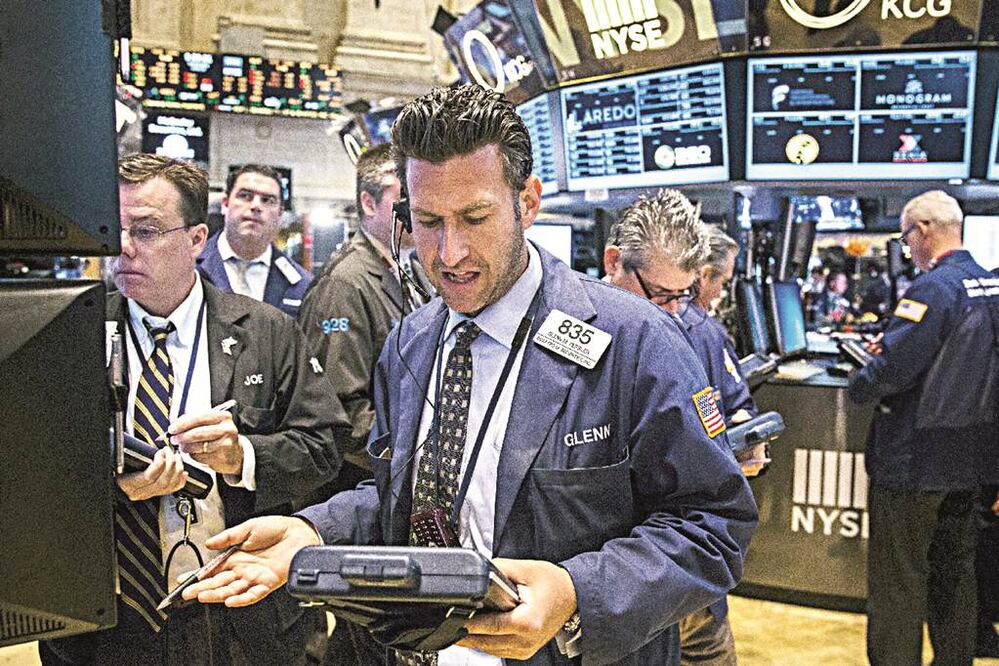 Ayer, al cierre de las operaciones bursátiles en Nueva York, los índices Dow Jones, Standard & Poor’s 500 y Nasdaq reportaron pérdidas. Foto Reuters