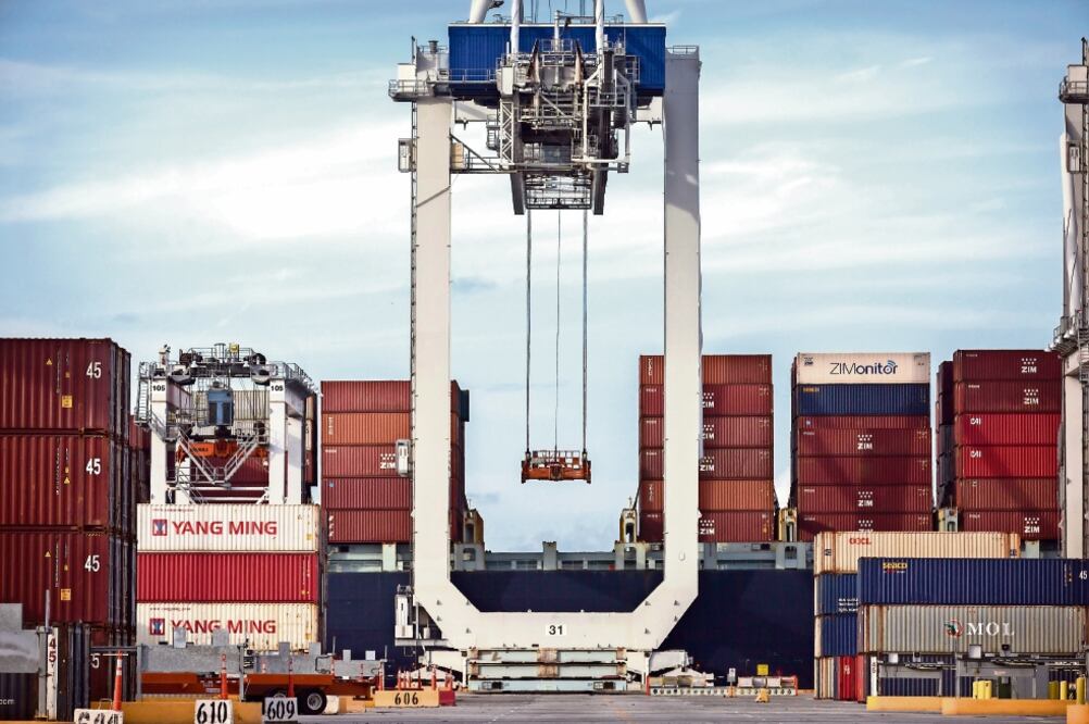 Una grúa carga un contenedor de 40 pies en un barco en el Puerto de Savannah en Savannah, Georgia. Ayer, Estados Unidos empezó a aplicar aranceles por 34 mil millones de dólares a productos importados de China. Foto: STEPHEN B. MORTON.AP