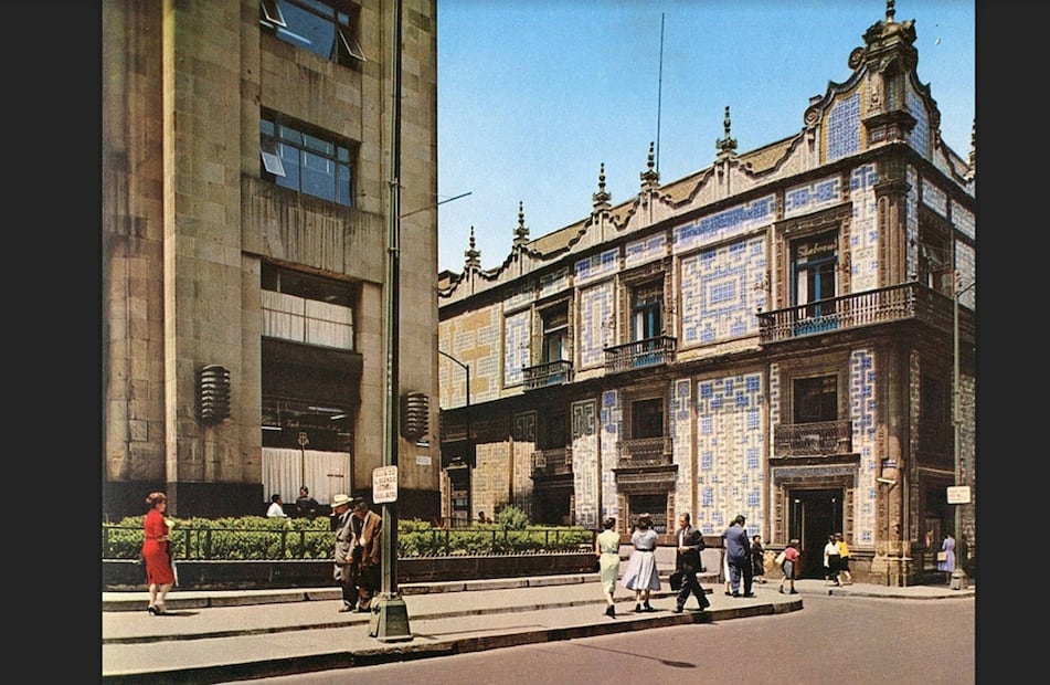 El cruce de Madero y el Callejón de la Condesa a finales de los años cincuenta. Destaca la Casa de los Azulejos, que por mucho tiempo se conoció como el Palacio de los Condes del Valle de Orizaba. Imagen: Colección Villasana.