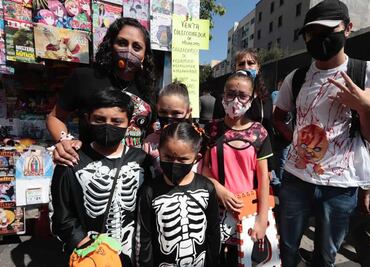 "Sin vacuna no hubiéramos venido": familias acuden al desfile por Día de Muertos en CDMX