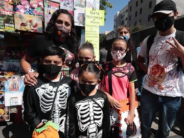 "Sin vacuna no hubiéramos venido": familias acuden al desfile por Día de Muertos en CDMX