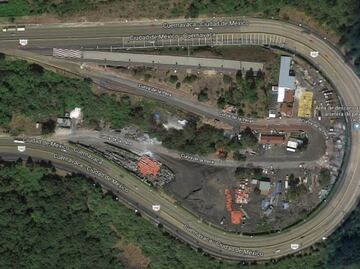 A qué velocidad se debe tomar la curva "La Pera"