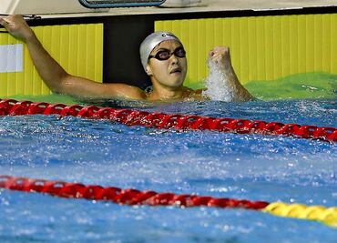 Nadadores siguen pagando sus viajes