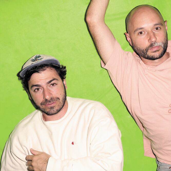 El dueto se encuentra promocionando su álbum Horizons. Bag Raiders 