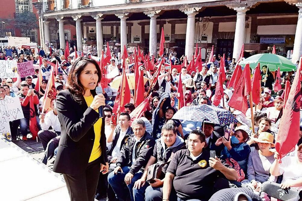 Ayer, Barrales Magdaleno acudió a la Asamblea Estatal del Frente Popular Francisco Villa realizada en la Plaza Santo Domingo en el Centro Histórico (CORTESÍA)