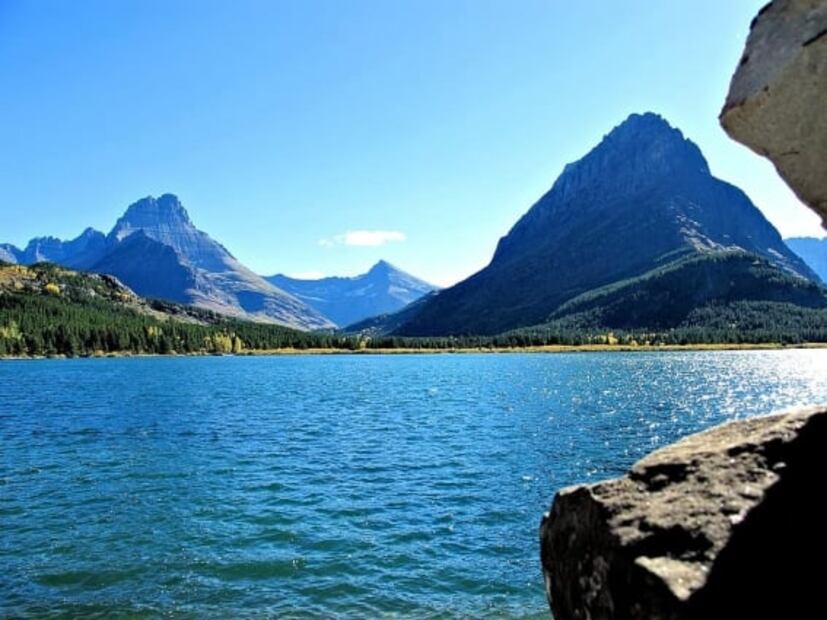 ¿Por qué este lago cristalino está lleno de piedras de colores?