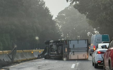 Volcadura de camión de carga genera caos vial sobre la México-Cuernavaca; reportan un lesionado