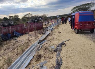 Vehículo de transporte público es aplastado por camión de redilas en Chiapas; 4 personas pierden la vida y 5 más están heridas